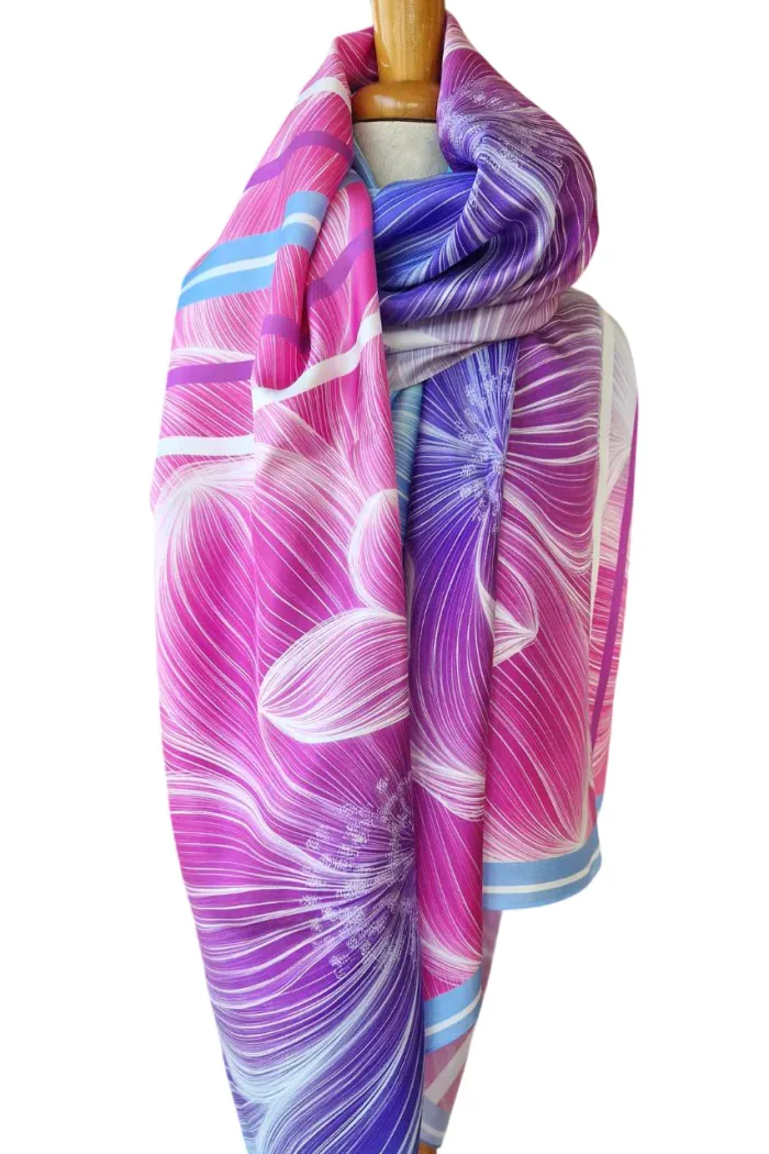 foulard femme rectangulaire en soie ou paréo. Design belge