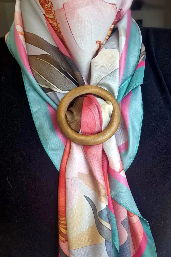 grande boucle pour foulard ronde en bois pour le nouer sans nœud