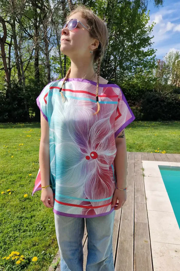 Caftan en twill de soie style graphique léger et confortable tons rose lavande fleur blanche