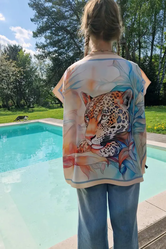 caftan court en twill de soie 70x70 cm léger illustré d'un jaguar tons pastel