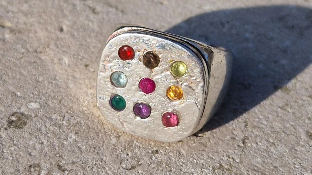 chevaliere-sertie chevalière en argent sertie de 9 pierres précieuses
