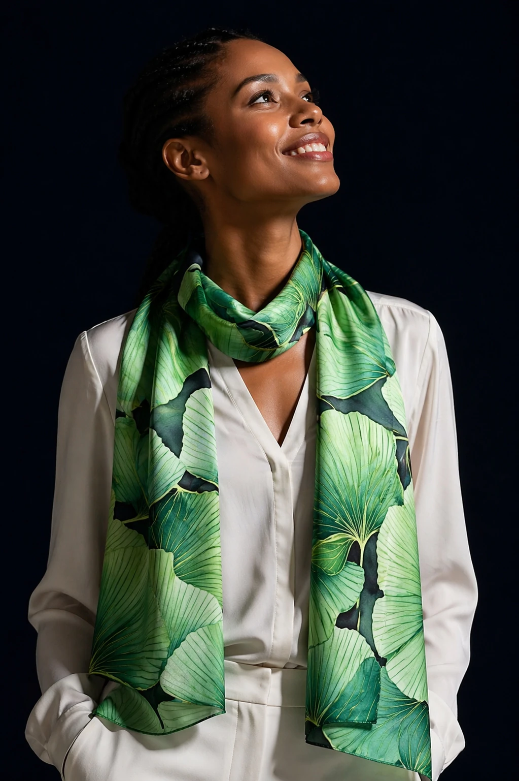 Femme portant le foulard en soie Gingko Tonic aux motifs de feuilles jaunes et vertes