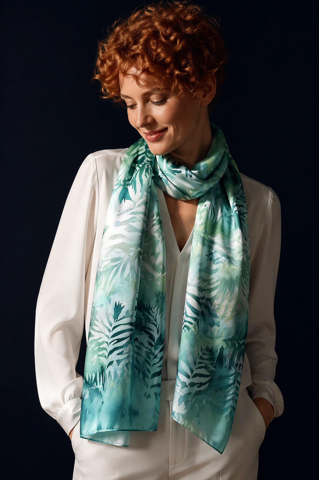 Femme portant le foulard en soie Lichen Bleu aux nuances de turquoise et vert menthe.